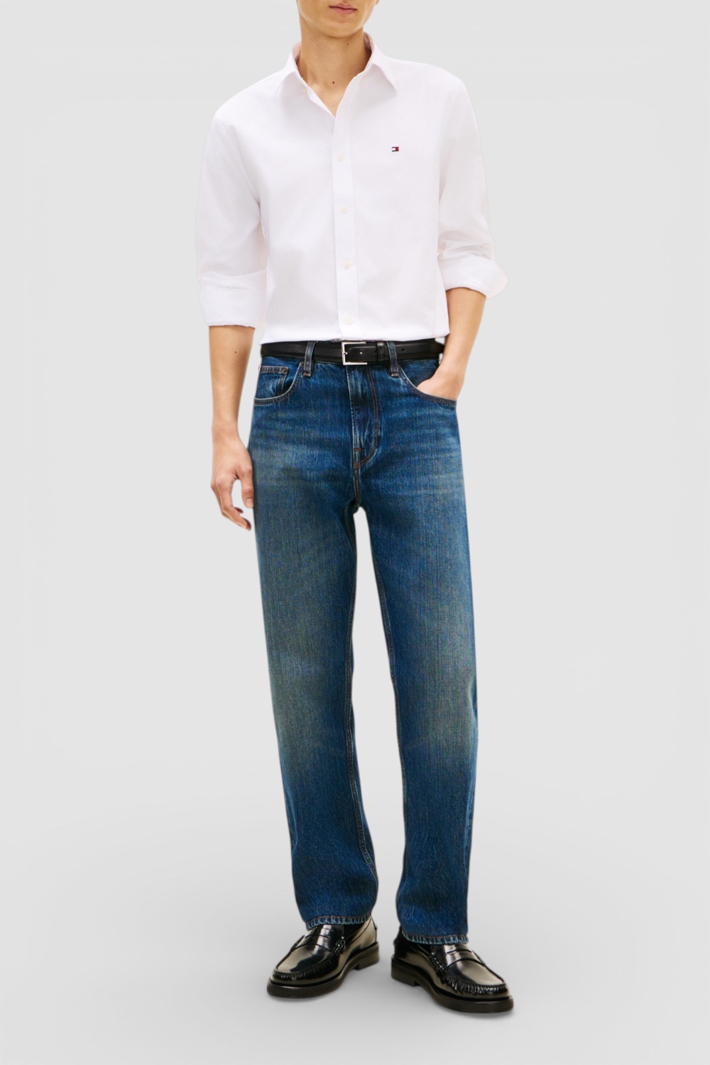 תמונת כל הלוק של חולצה מכופתרת